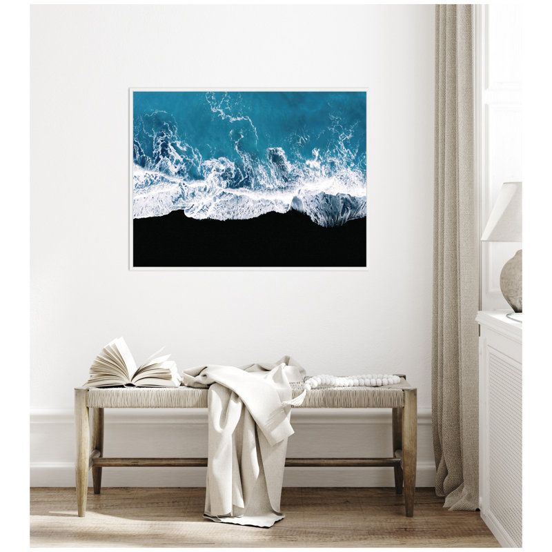 «Minimalist Ocean Waves on the Black Beach in Island» par Michael Schauer, reproduction d'art sur toile encadrée