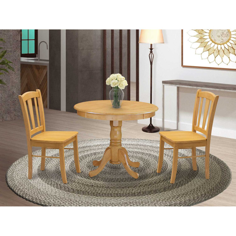 L'ensemble de salle à manger 3 pièces comprend une table de salle à manger ronde avec piédestal et 2 chaises en bois, chêne