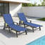 Ensemble de 2 chaises longues en PEHD et PVC-coated polyester avec accoudoirs, dossier réglable à 5 positions, roues, porte-gobelets cachés-537437048