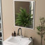Le meuble-lavabo mural à grain de bois avec tiroirs doubles, lavabo en céramique à système de fermeture en douceur, crée un espace de salle de bain moderne et minimaliste, pour la salle de bain-125514738-125514740
