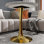 Table basse de 27,6 pouces de style Mid-Century ronde moderne, plateau en faux marbre avec base en piédestal doré, idéale pour les petites réunions et la décoration (table seulement)