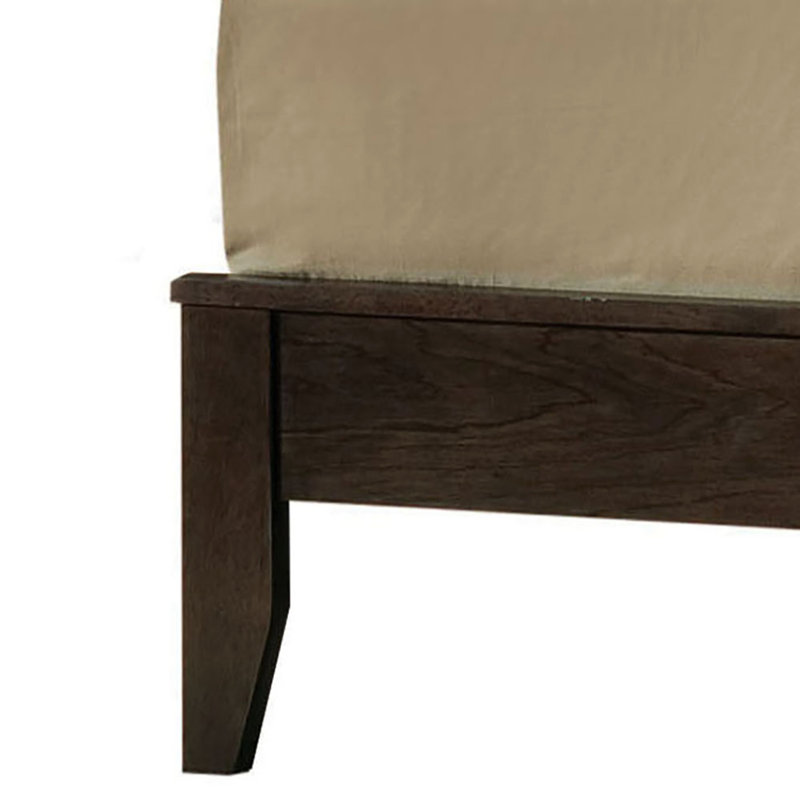 Lit à panneau classique avec tête de lit rectangulaire en bois, pied de lit à profil bas et pieds fuselés pour un décor de chambre intemporel