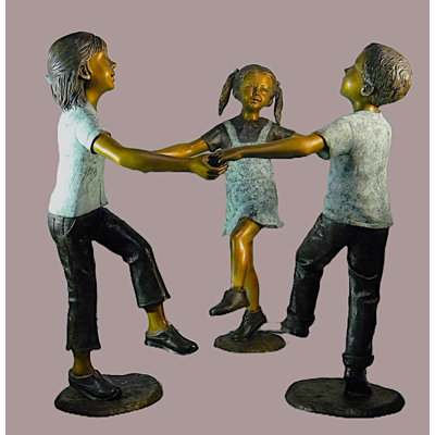 Garçon et filles dansant