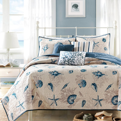 Courtepointe en microfibre avec imprimé, très grand, bleu très grand imprimé et coussins décoratifs plissés