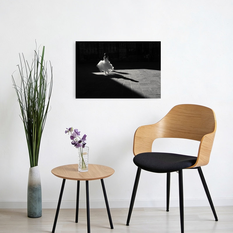 Mariée dans une affiche murale dramatique, élégante et éthérée, 16" H x 24" W