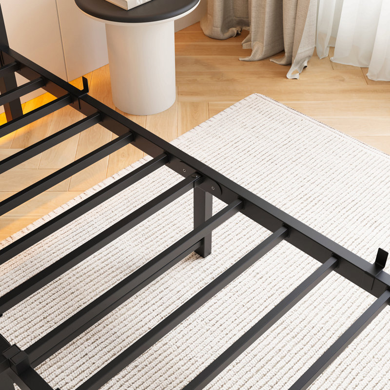 Structure de lit en métal avec tête de lit en bois, lumières RVB, prises et chargeur, tablette de rangement, sans bruit, aucun sommier nécessaire