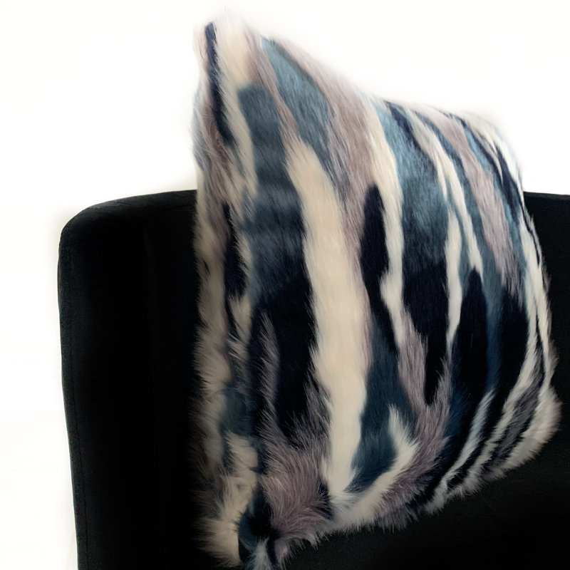 Coussin décoratif à imprimé animalier en fausse fourrure Fancy, 22 po x 22 po