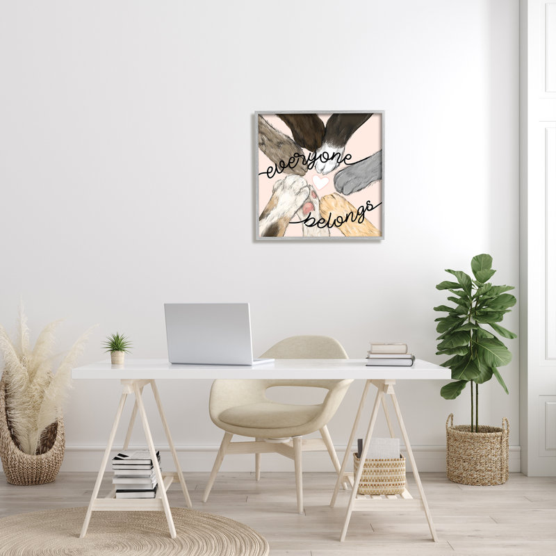 «Tout le monde appartient à l'inclusivité», plaque d'art sur pattes de chat par Daphne Polselli, H 24 po x l 24 po x P 1,5 po