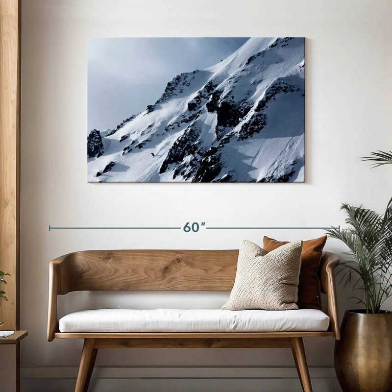 Kavia skiant en bas de la montagne, H 30 po x l 45 po