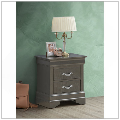 Élégante table de chevet transitionnelle avec ports USB et beaucoup de rangement, parfaite pour les chambres à coucher modernes.