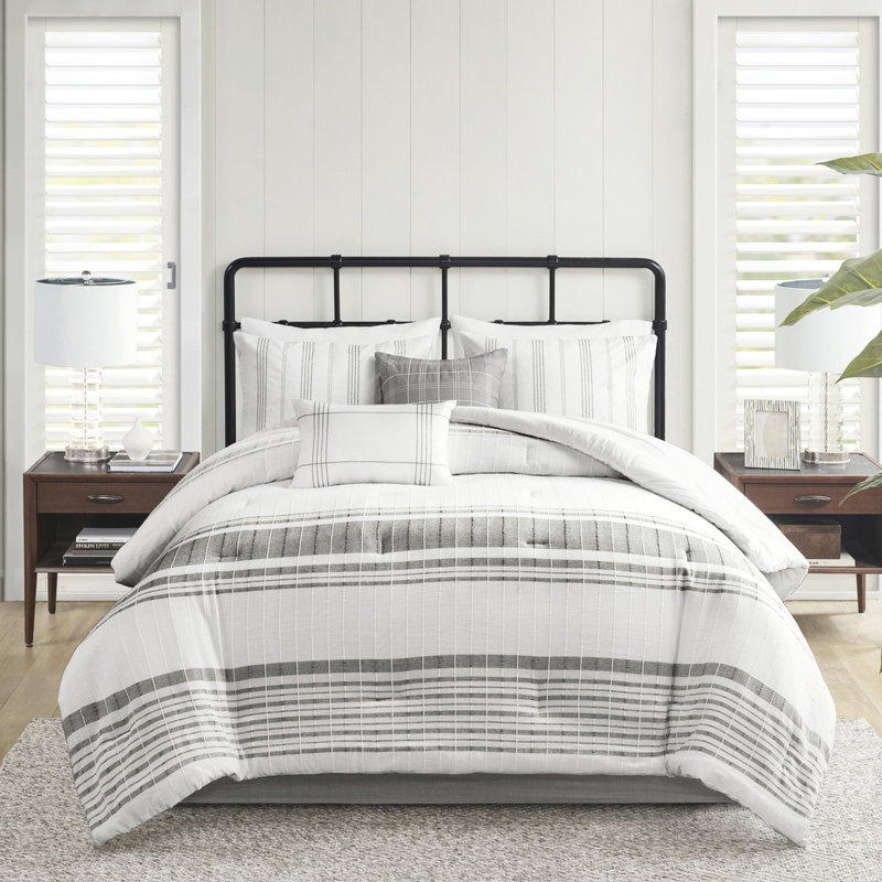 6 literie en coton double. Blanc et gris. Rayures verticales et horizontales texturées. . Oreillers décoratifs de jupe de lit. Édredon double facile d'entretien. Blanc / gris Motif à rayures. Rempli. Oreillers inclus.