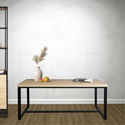 Table basse moderne de style côtier balinais, plateau en bois naturel et pieds en métal noir