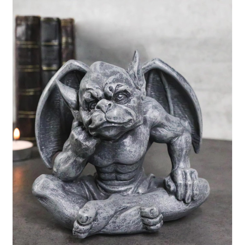 Figurine de pensée gargouille à oreilles avec une joue sur la joue