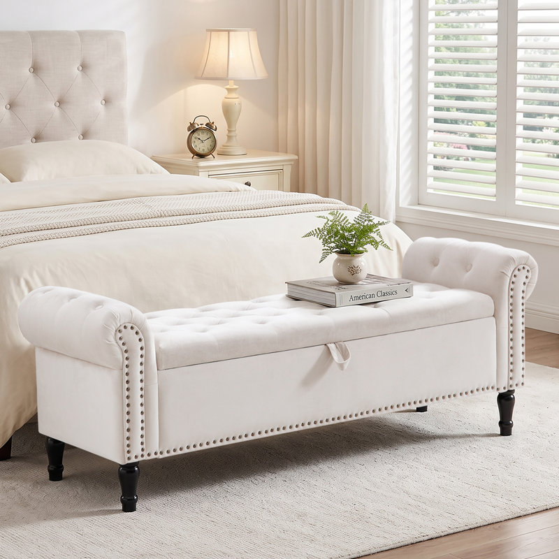 Banc de rangement Lunara 67 po pour chambre à coucher, format king, avec siège capitonné, garnitures cloutées et accoudoirs arrondis.
