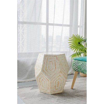 Tabouret hexagonal Capiz avec une structure à multiples facettes et une géométrie intrigante, parfait pour un décor moderne et une utilisation polyvalente.