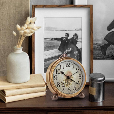 Horloge de table en métal doré, petit réveil rétro sans tic-tac, horloge de bureau à mouvement à quartz silencieux à piles en verre HD pour chambre à coucher, salon, décoration pour enfants… (Rose)