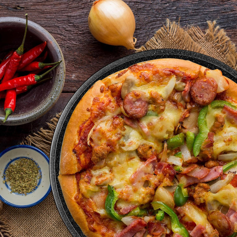 Ensemble de 2 plaques à pizza antiadhésives, plateau rond en acier au carbone de 13 pouces avec trous perforés pour croûte croustillante, sans pfoapfosptfe, allant au lave-vaisselle et au four jusqu'à 450 ° F, revêtement en marbre gris antiadhésif durable