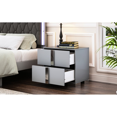 Élégante table de chevet grise avec 2 tiroirs et un pied en métal, idéale pour le salon de la chambre à coucher, mesurant 23,3 po x 15,4 po et 21,3 po pour un espace de sommeil confortable