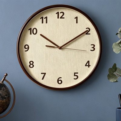 Horloge murale ronde en bois massif beige chaud avec face texturée en lin