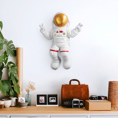 Accessoire mural élégant Nykeemah, blanc et doré, 13,8 x 18,5 x 3,9 pouces | 100% polyester, léger et durable | Parfait pour la décoration intérieure, le salon ou la chambre à coucher | Pièce décorative élégante pour rehausser tout espace