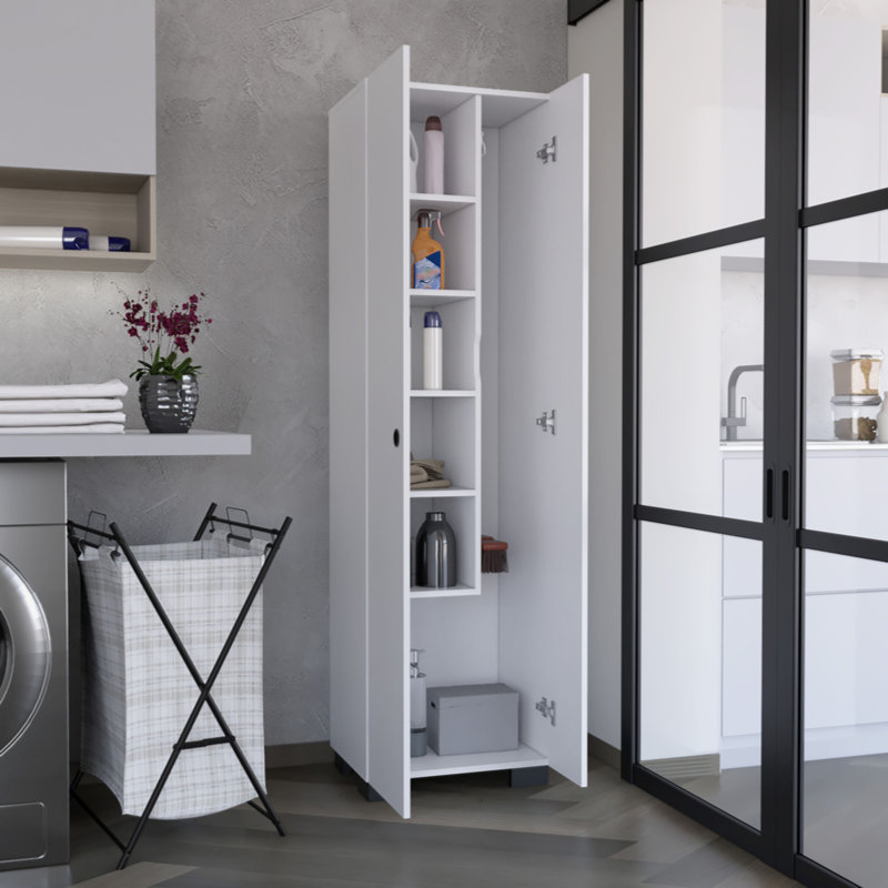 Solution de rangement Lake Broom Cabinet avec tablettes intérieures et supports de balai