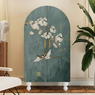 Armoire arquée avec tablettes et portes