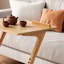 La table d'appoint amovible en bois massif avec roulettes convient au salon et à la chambre à coucher et sert également de table à plateau pour les repas, la lecture, l'écriture, les collations et autres tâches.