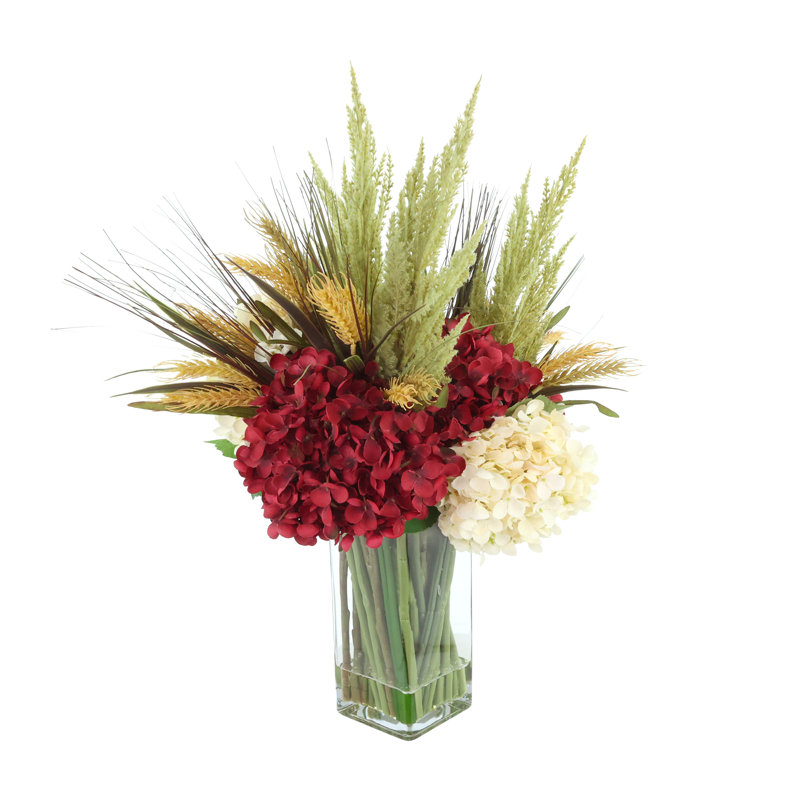 Arrangement d'automne hortensia et herbe de pampa dans un vase en verre