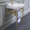 Console Whitehaus de 24 po avec bol rectangulaire intégré, repose-pieds en laiton et barre à serviettes latérale