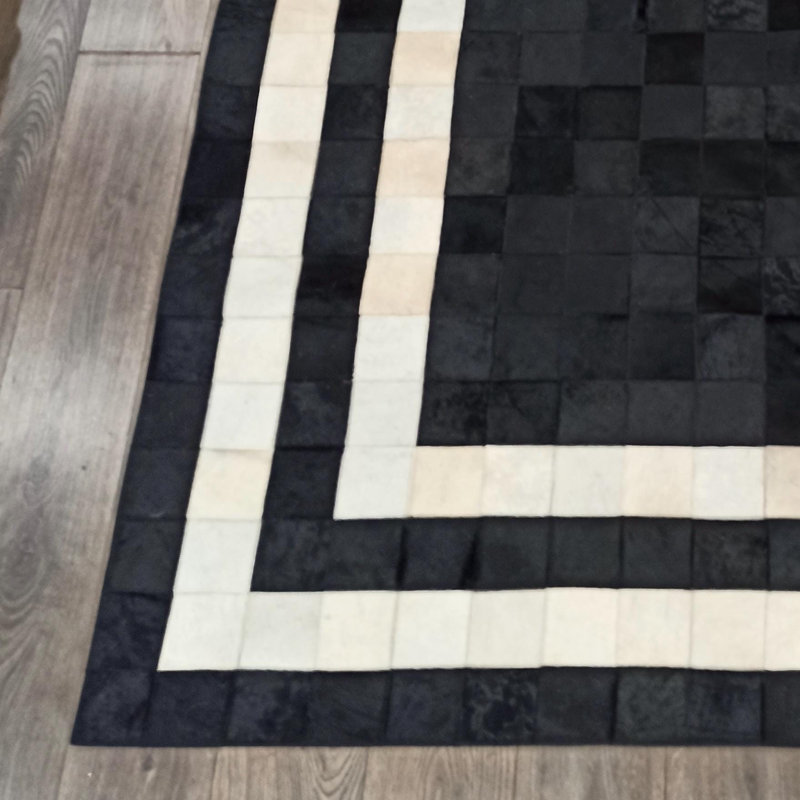 Tapis noir et blanc à bordure en cuir de vache_8,83 X 12 pi, Rectangle 8 pi 10 po x 12 pi