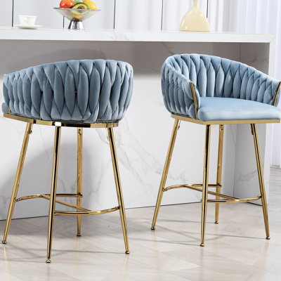 De 2 tabourets de bar à hauteur de comptoir de 26 po, velours bleu avec dossier ondulé à la main pour îlot de cuisine, base et repose-pieds chromés dorés, rembourrage en mousse doux à rebond élevé, coussin de pieds en métal réglable,