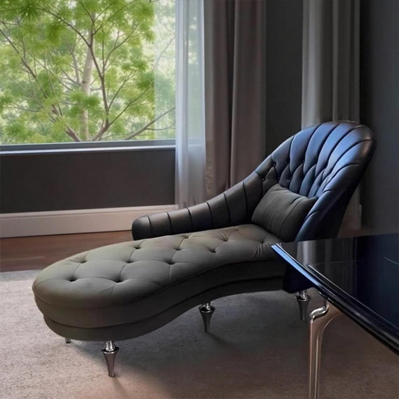 Chaise en bois massif tendance et confortable, Face à la droite