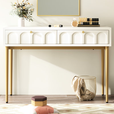 Table à langer moderne avec look blanc crème et pieds en métal avec deux espaces de rangement élégants