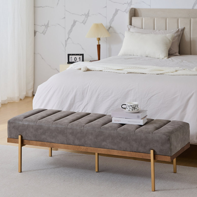 Banquette rembourrée capitonnée avec pieds dorés