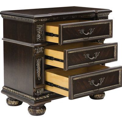 Table de chevet 3 cerises foncées avec des reflets dorés pour une chambre à coucher attrayante 3 tiroirs et des reflets classiques