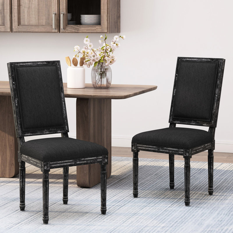 Deux chaises de salle à manger, de style champêtre, revêtues de noir, de pieds rectangulaires et cannelés avec tissu noir (2