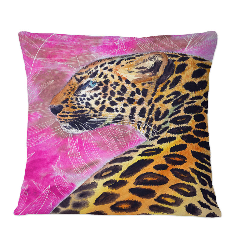 Léopard doré avec taches noires sur fond rose - coussin traditionnel imprimé, 18 po x 18 po