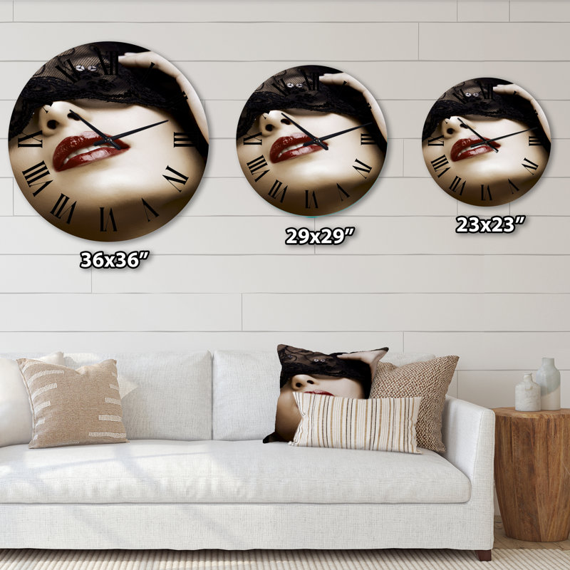 Portrait d'une femme moderne avec un masque - horloge murale moderne, Grand
