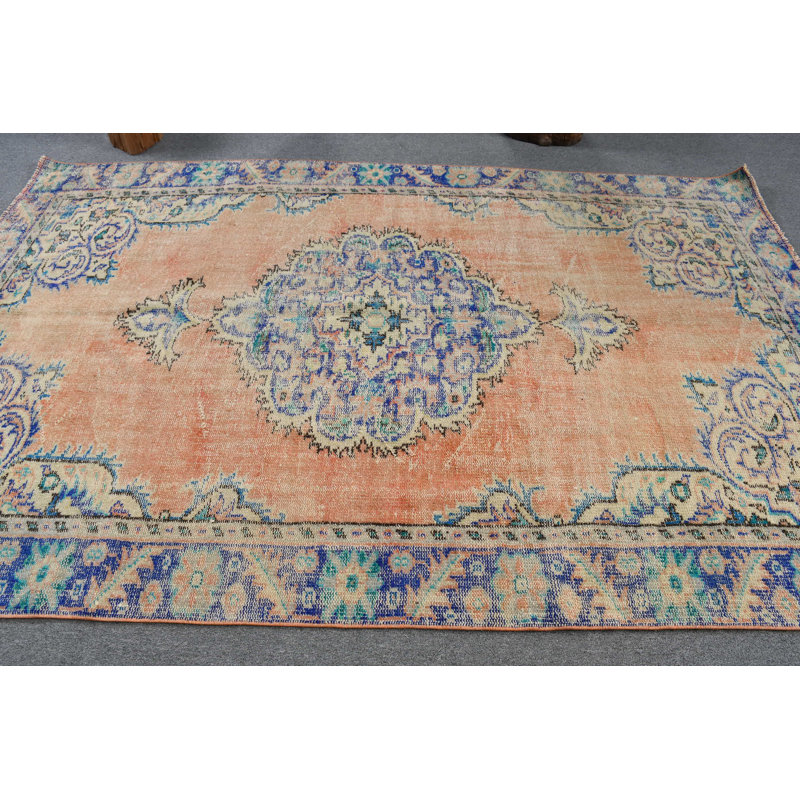 Grand tapis turc rétro avec des motifs tribaux dans des tons de rouge riche, parfait pour un décor de salon bleu / rouge