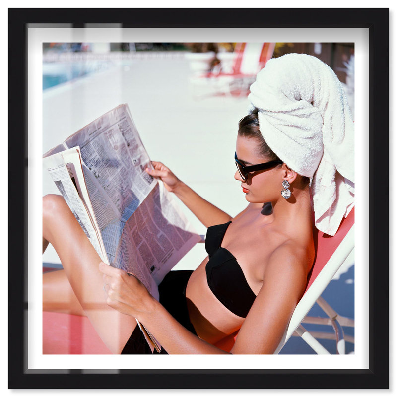 «Poolside Reading Shadowbox Print Glam» par Notoriart, cadre noir, 13 x 13, H 13 po x l 13 po, Structure noire