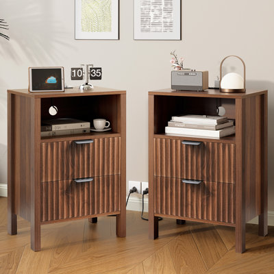 Ensemble de 2 tables de chevet cannelées de style Mid-Century, tables de chevet en bois de noyer avec station de charge, ensemble de 2 tables de chevet pour la chambre à coucher, P 15,8 po x l 11,8 po x H 23,4 po