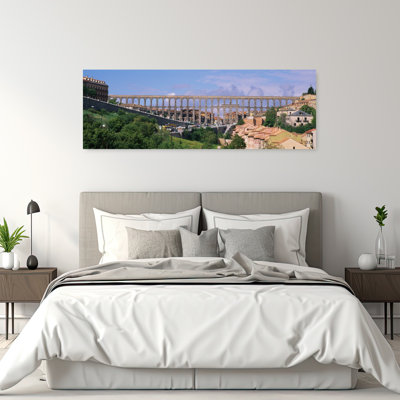 Route sous un aqueduc, Ségovie, Espagne, architecture contemporaine abstraite, art mural