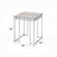 Table de bout moderne et moderne avec plateau en chêne naturel et structure chromée, parfaite pour les salons élégants et pour une surface supplémentaire.