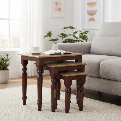 Ensemble de 3 tables gigognes en laiton martelé à la main avec plateau doré
