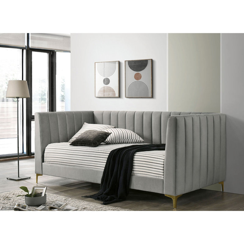 Lit de jour gris avec sièges contemporains, pieds en métal doré et capitonnage à canaux, profondeur de 80,57 po, pieds de capitonnage avec assise de matelas, hauteur de 32,24 po, sensation douillette