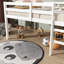 Lit mezzanine robuste de faible hauteur avec rangement spacieux et design contemporain, parfait pour maximiser l'espace de la chambre à coucher-681881091