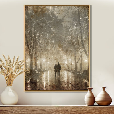 « Couple Walking in Night Lights » - Couple romantique marchant à Paris, impression d'art mural