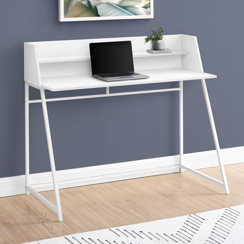 Bureau d'ordinateur moderne en stratifié blanc avec tablettes de rangement et base en métal robuste pour le bureau à domicile