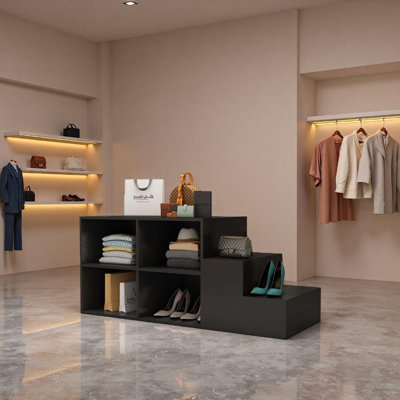 Présentoir à chaussures et sacs du magasin de vêtements