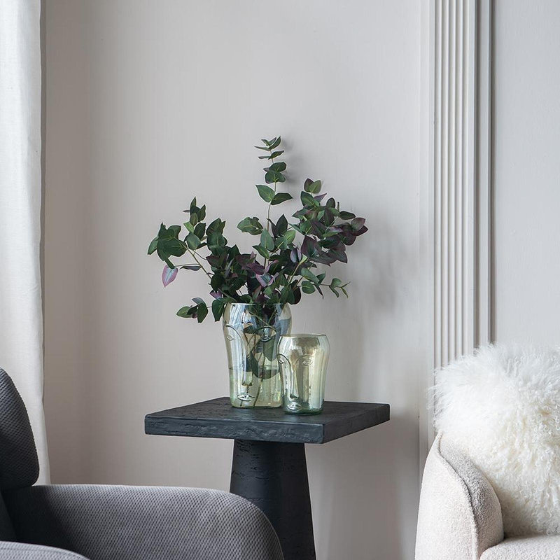 S / 2 vases décoratifs en verre vert avec motifs de visage